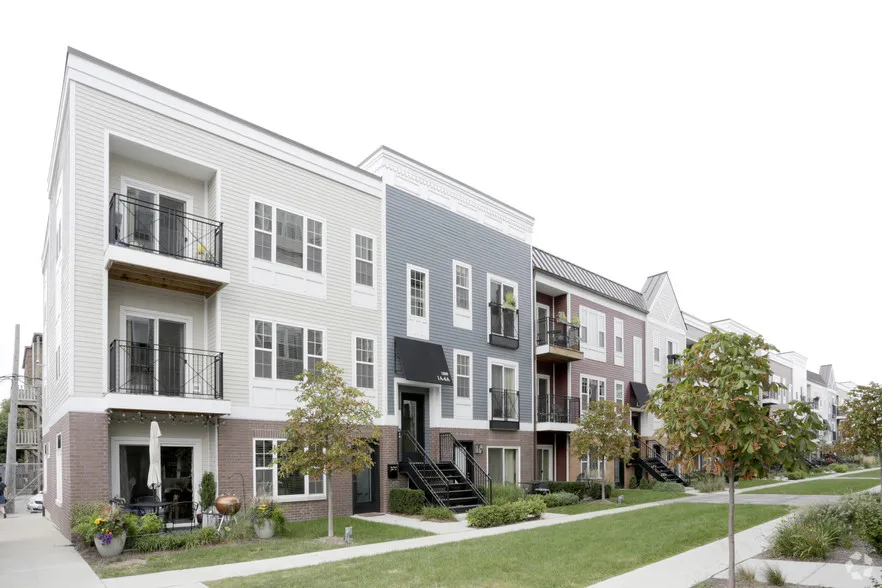 bedroom 2 at Ravenswood Terrace Apartments in Chicago