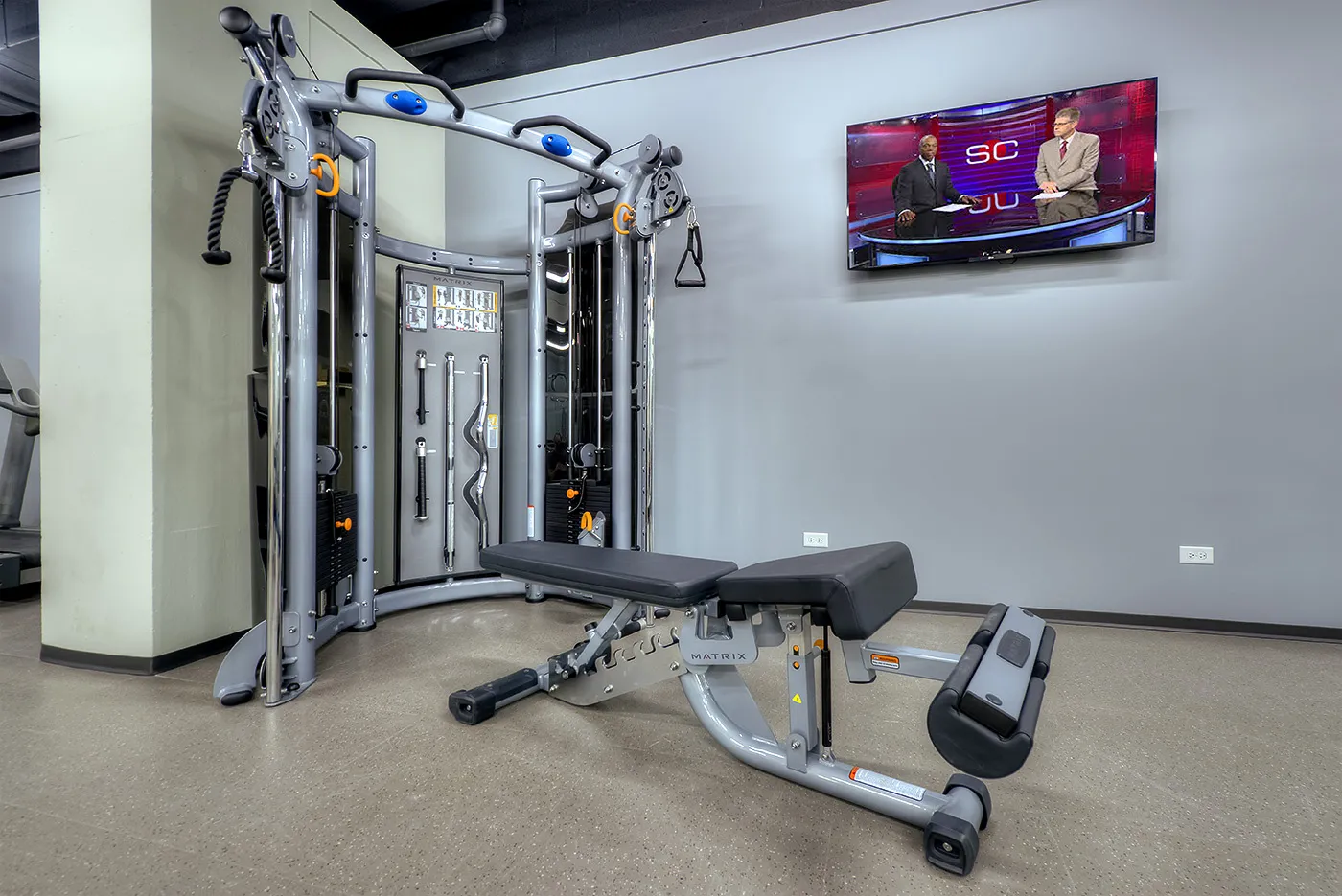 lounge chairs and view on roof at 2555 N. Clark Apartments in Lincoln Park 
