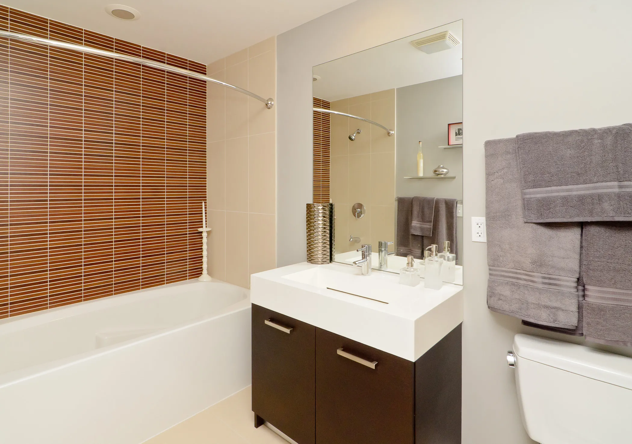 dining room at Roosevelt Collection Lofts in the South Loop
