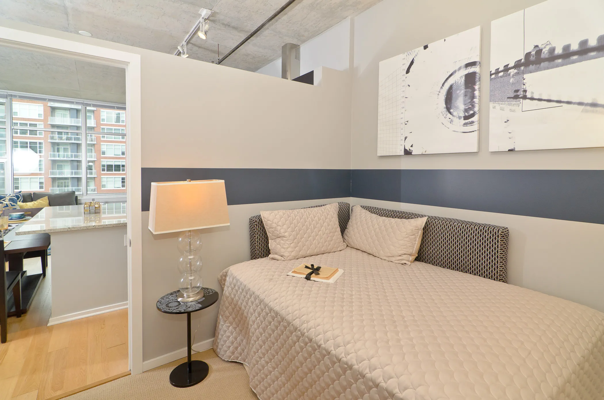 dining room at Roosevelt Collection Lofts in the South Loop