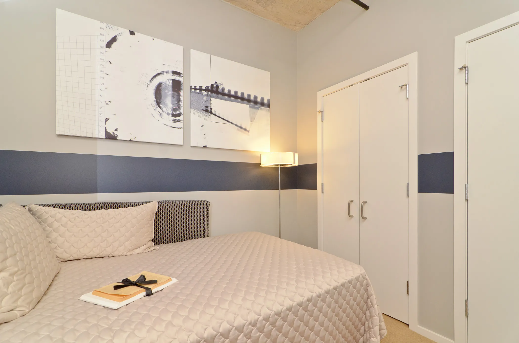 dining room at Roosevelt Collection Lofts in the South Loop