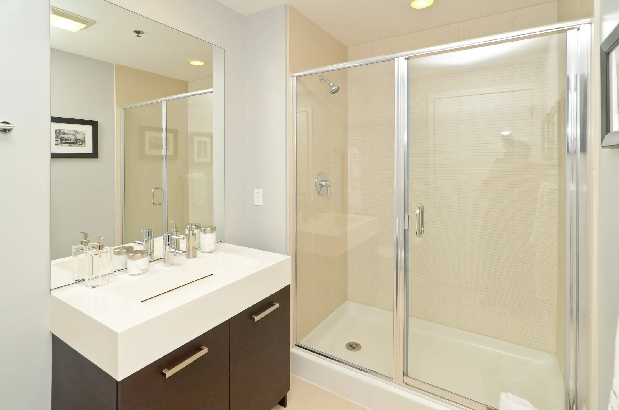 dining room at Roosevelt Collection Lofts in the South Loop