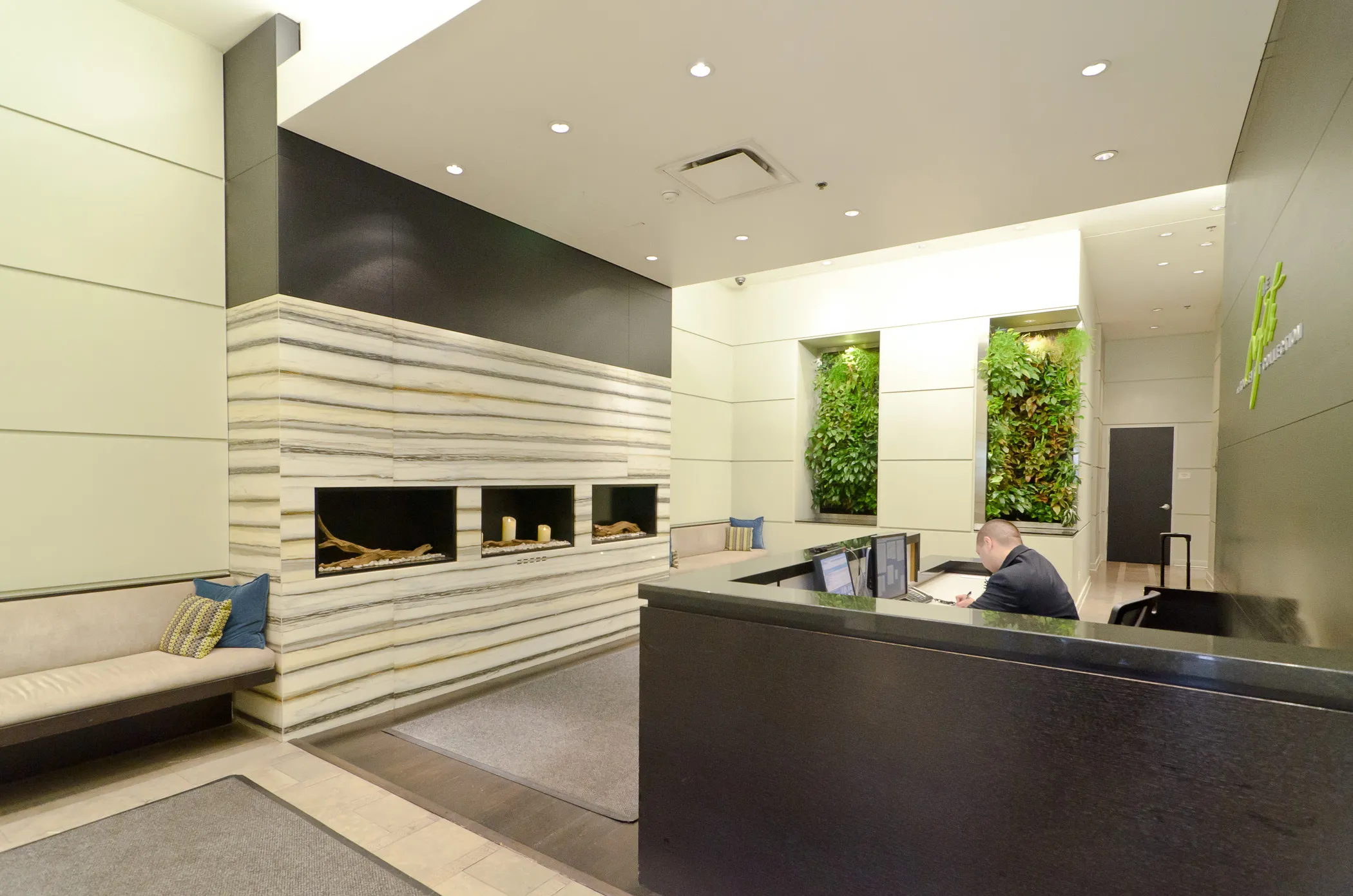dining room at Roosevelt Collection Lofts in the South Loop