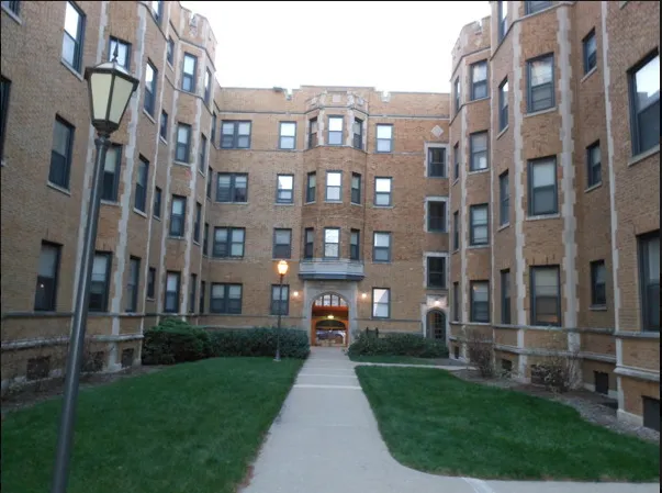 courtyard of apartment building at 7427 S. South Shore Drive in Chicago, IL