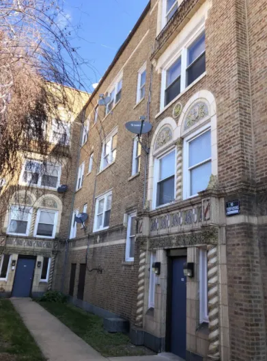 brick apartment building entrance at 3148 W. Franklin Blvd in Chicago, IL