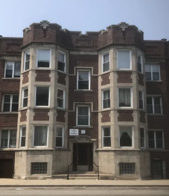 entrance of apartment building at 118 N. Hamlin Ave in East Garfield Park 