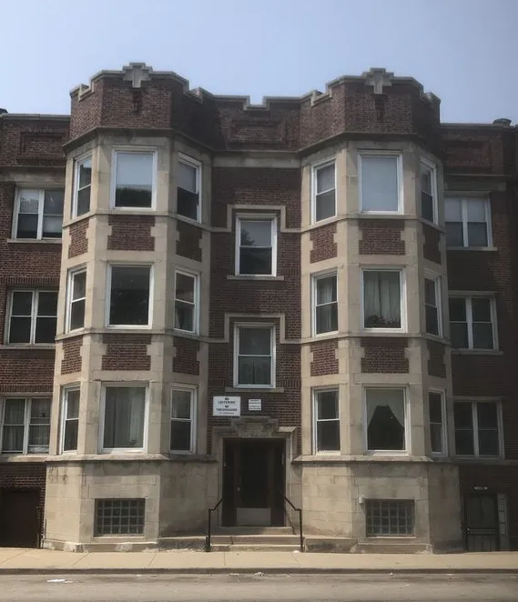 entrance of apartment building at 118 N. Hamlin Ave in East Garfield Park