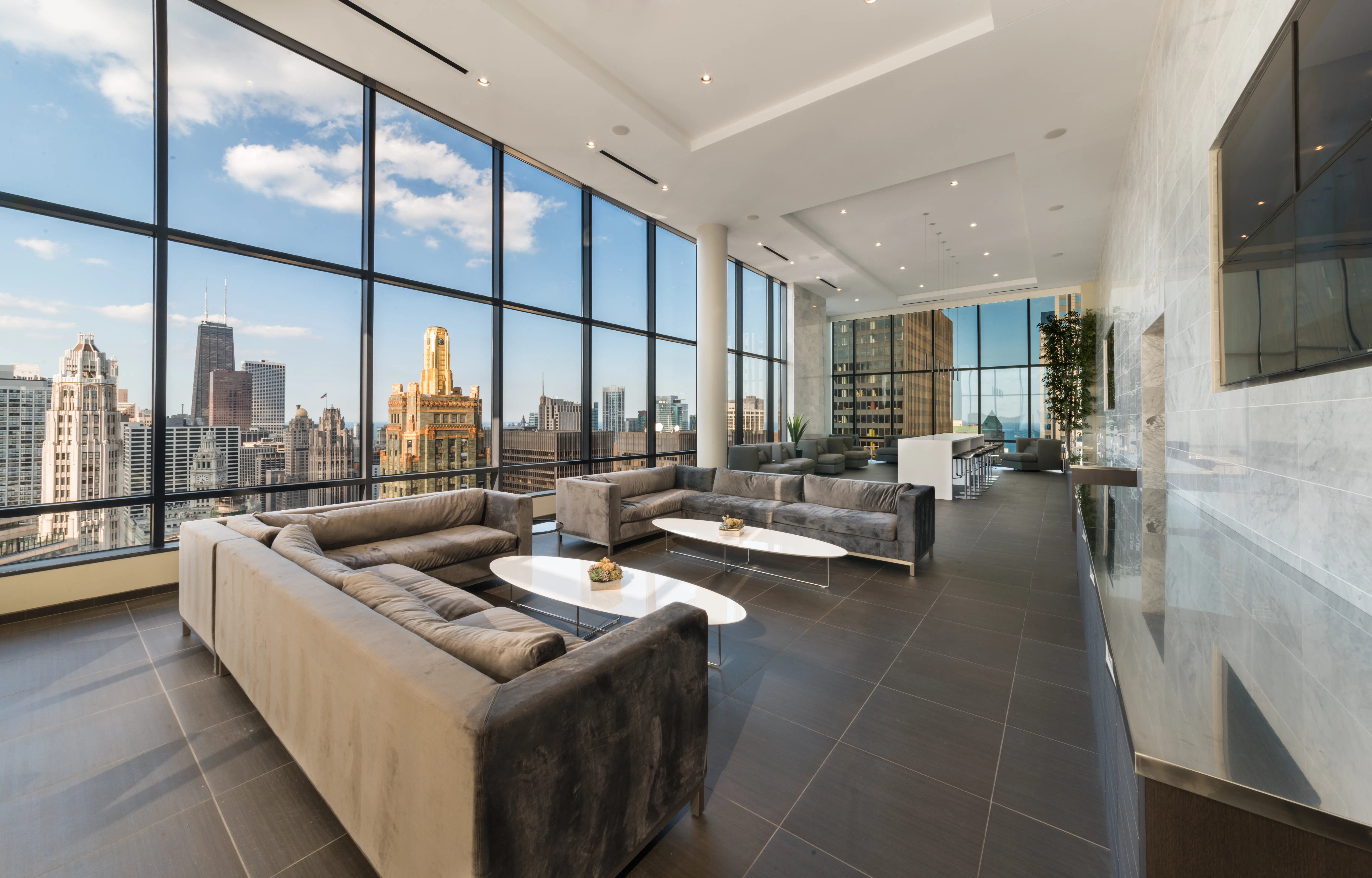 sky lounge at 73 East Lake Apartments in the Chicago Loop