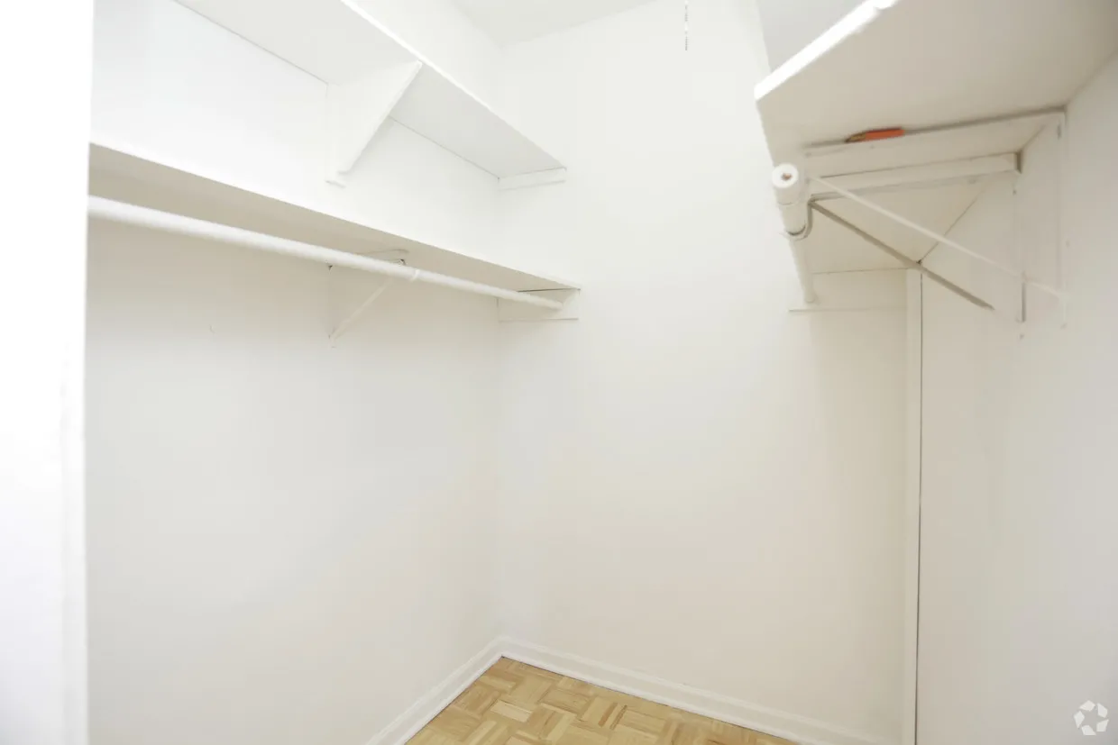 exterior of Vivan Apartments at 6807 North Sheridan Road