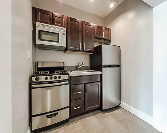 living room and kitchen at Reside on Clarendon Apartments in Chicago