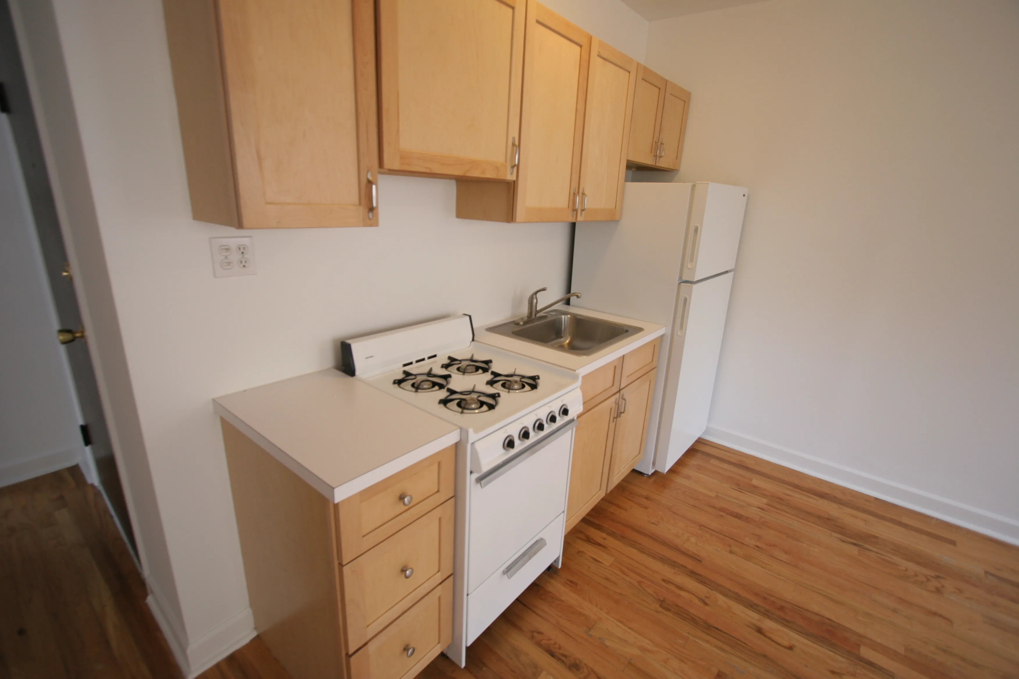 courtyard at 4721 South Ellis Apartments in Hyde Park Chicago