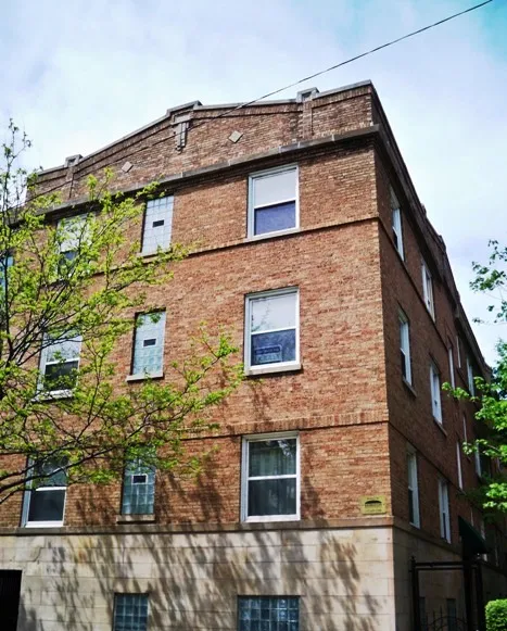 corner view of exterior of Barry Court Apartments at 722-26 West Barry Ave.
