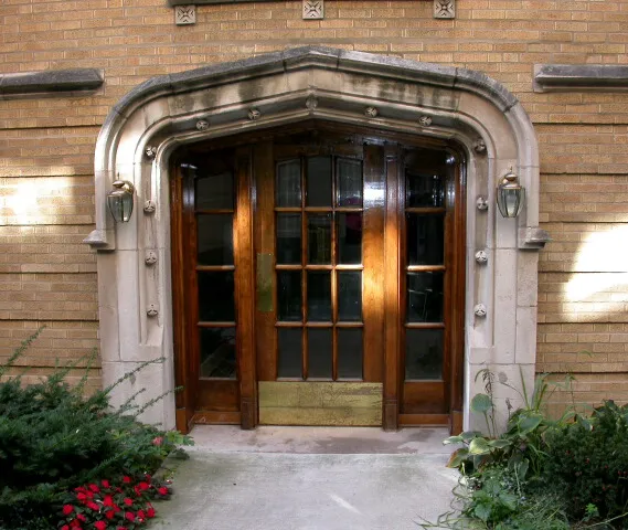 Woodlawn Court Apartments entry in Hyde Park Chicago