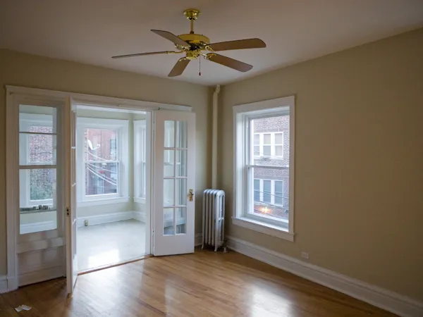 walkway and entry of Birchwood Manor Apartments in Rogers Park Chicago