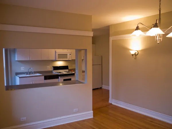 walkway and entry of Birchwood Manor Apartments in Rogers Park Chicago