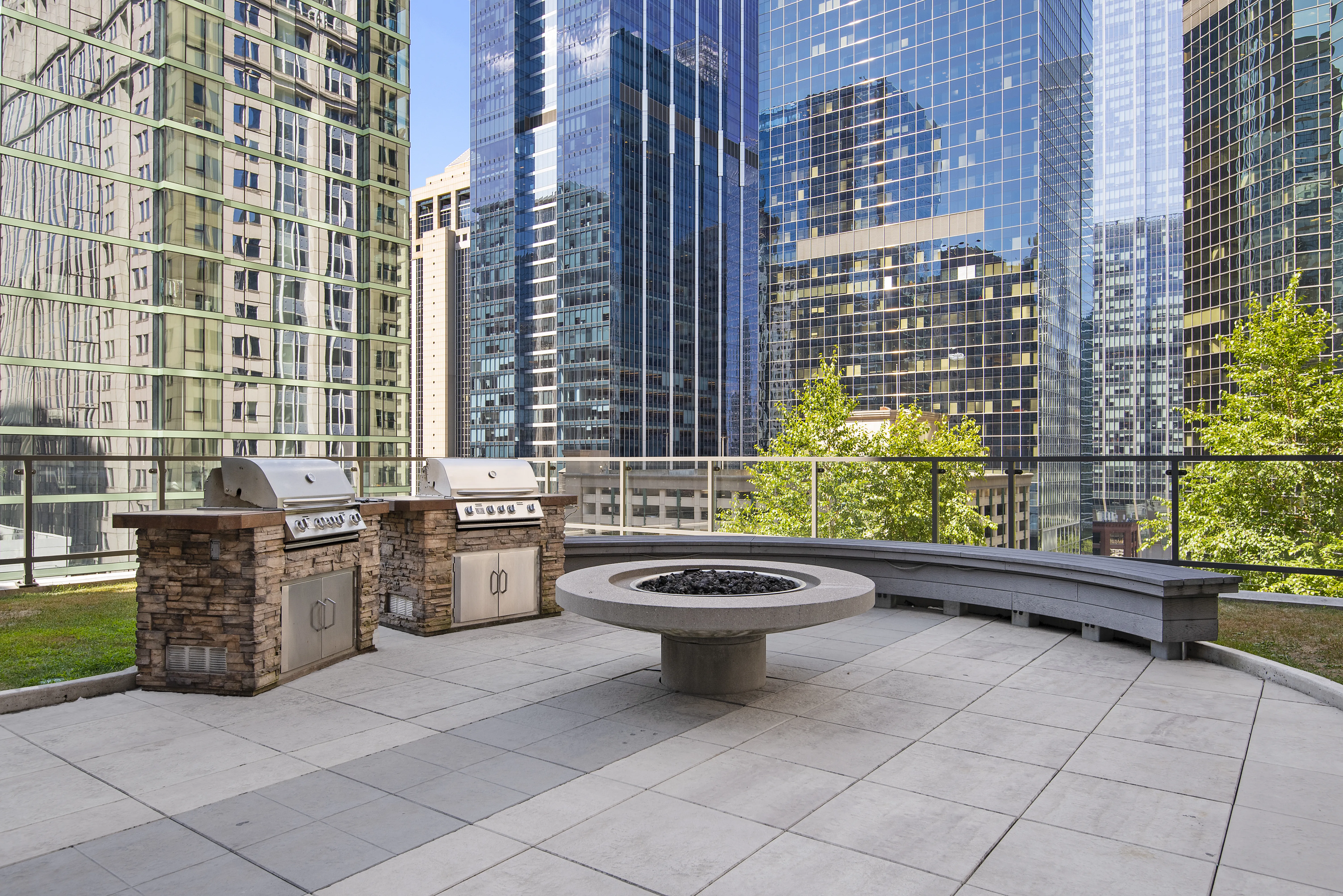 Lake & Wells Apartments in the Chicago Loop