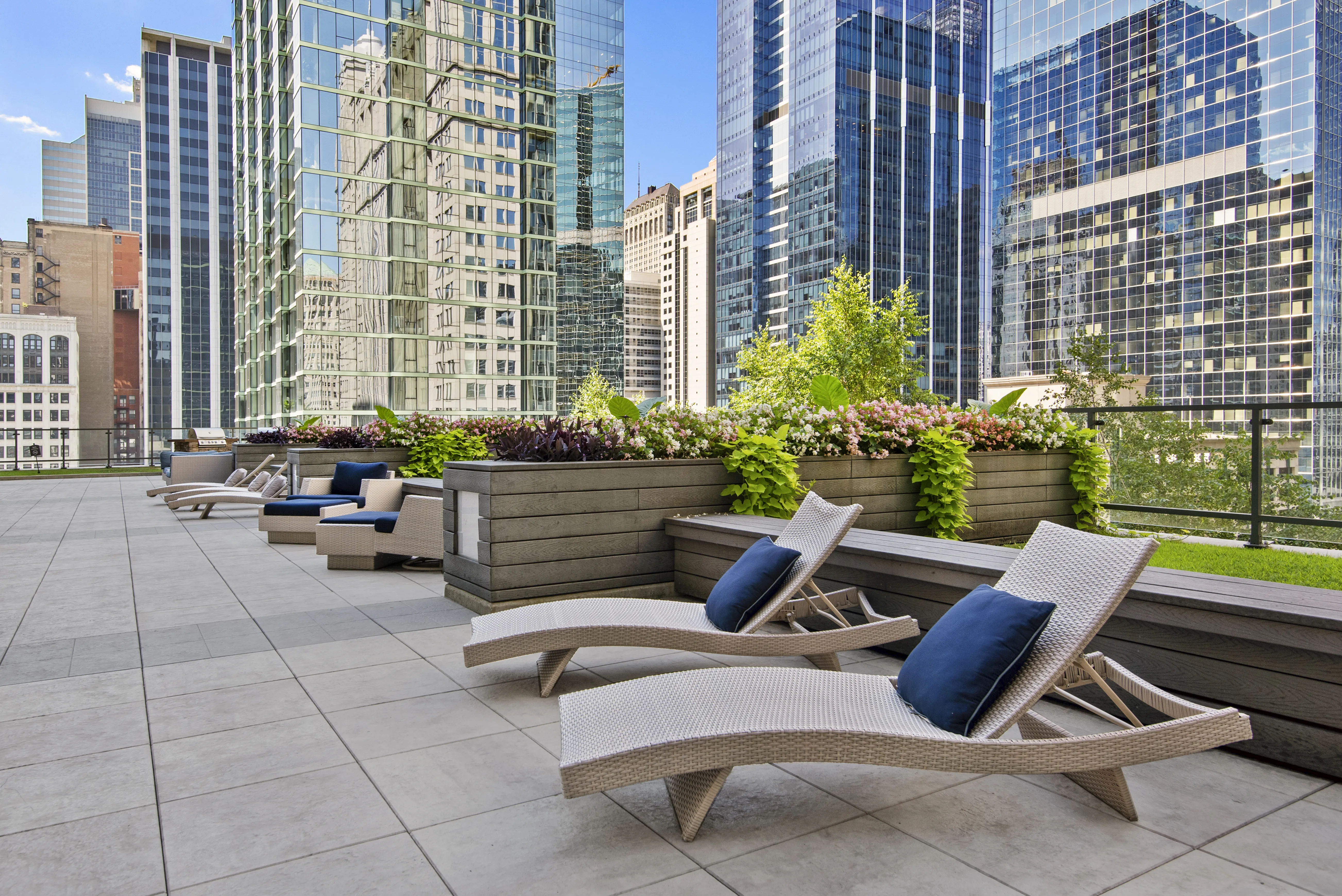 Lake & Wells Apartments in the Chicago Loop