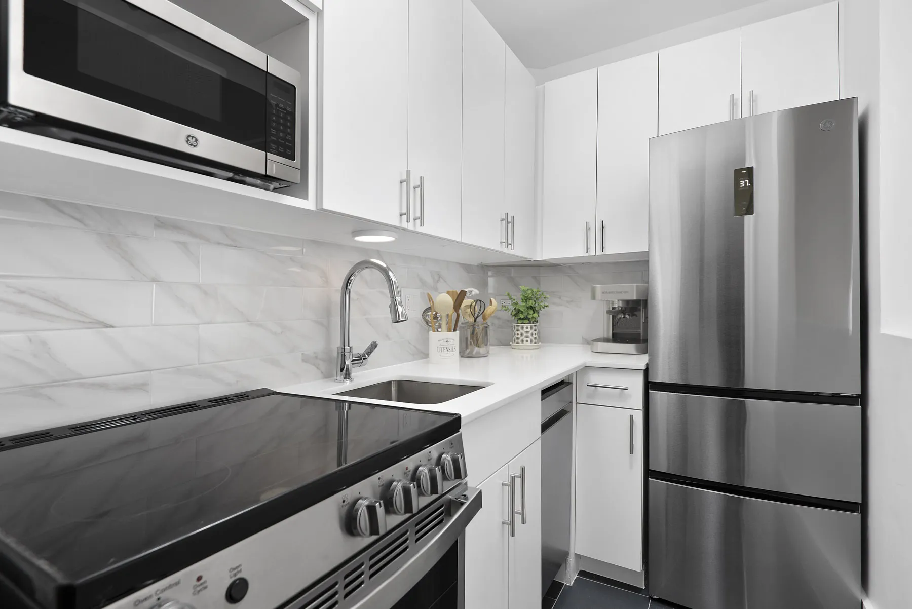 The Deco North Lakeshore Apartments