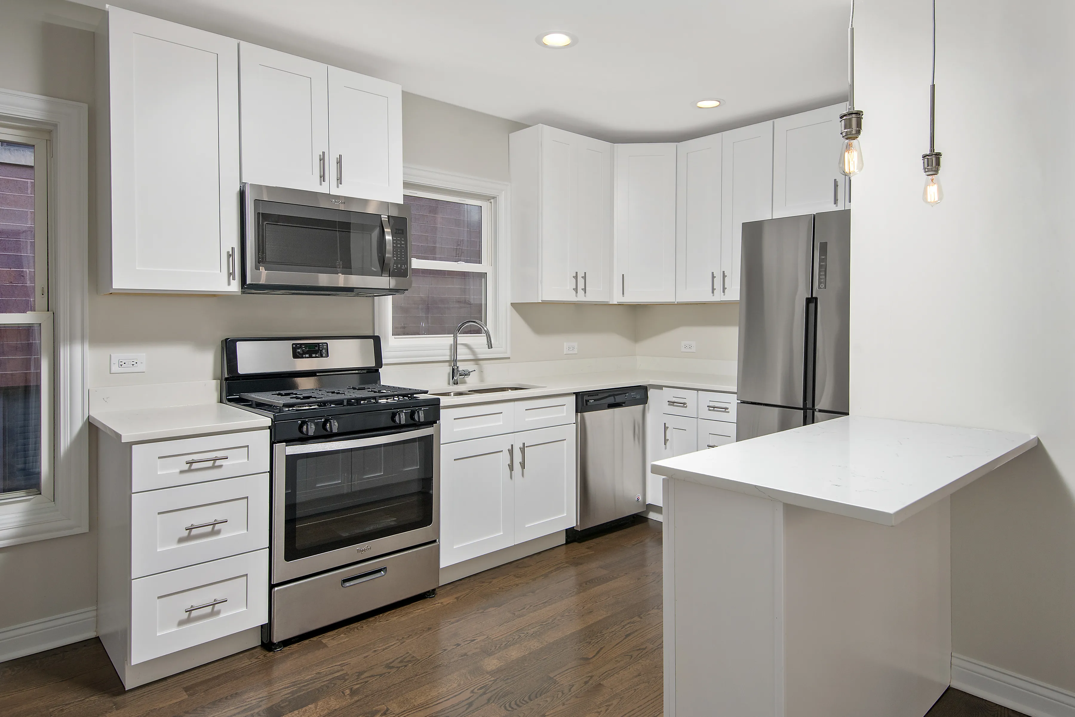 model kitchen at 330 West Evergreen Apartments in Old Town Chicago