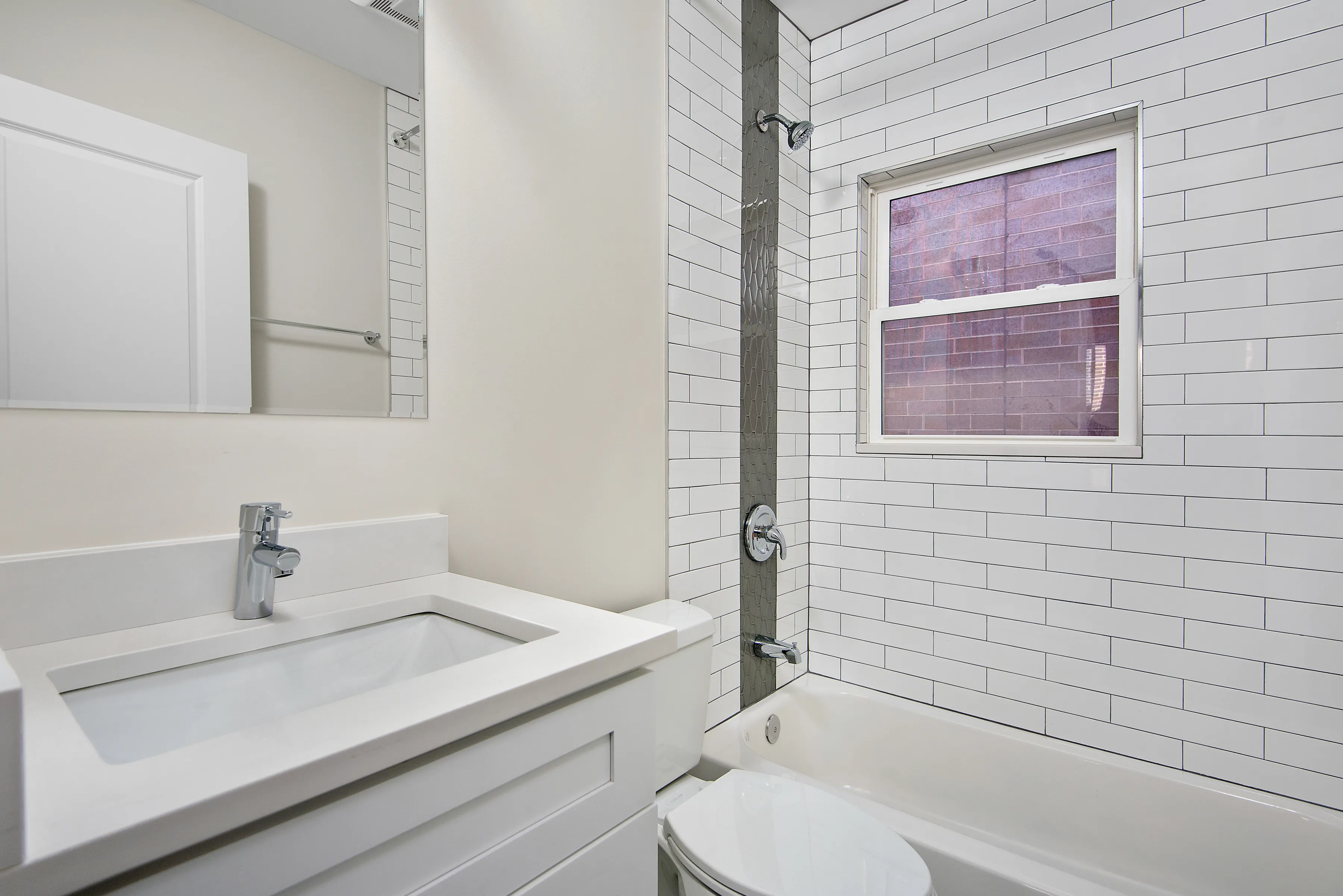 model kitchen at 330 West Evergreen Apartments in Old Town Chicago