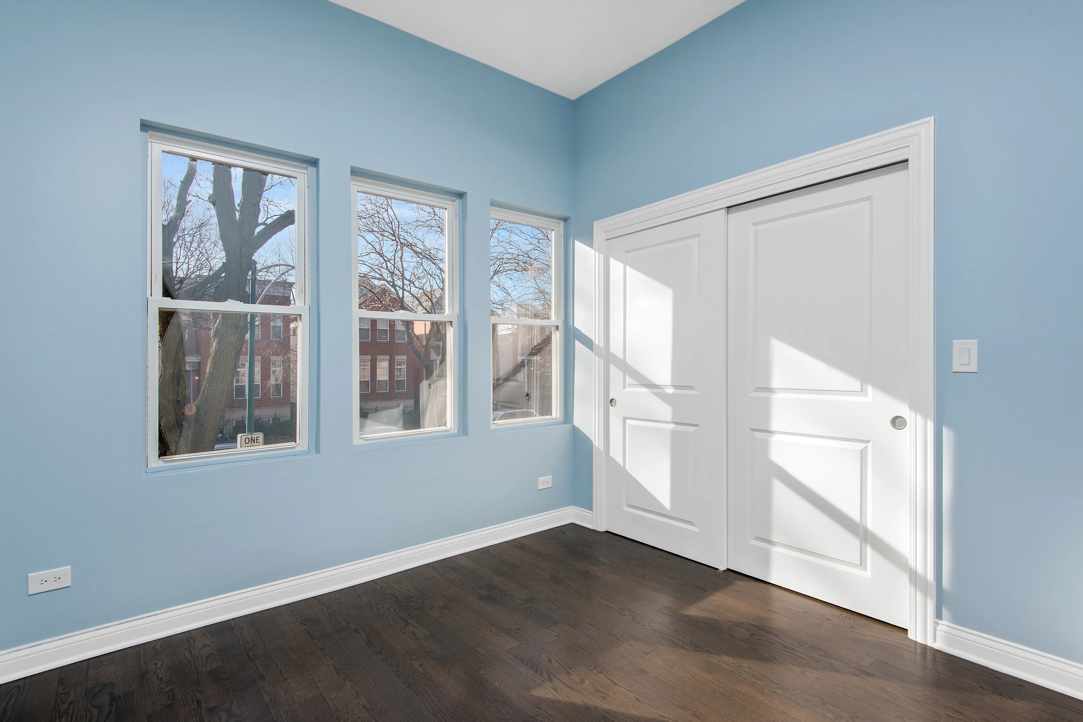 model kitchen at 330 West Evergreen Apartments in Old Town Chicago