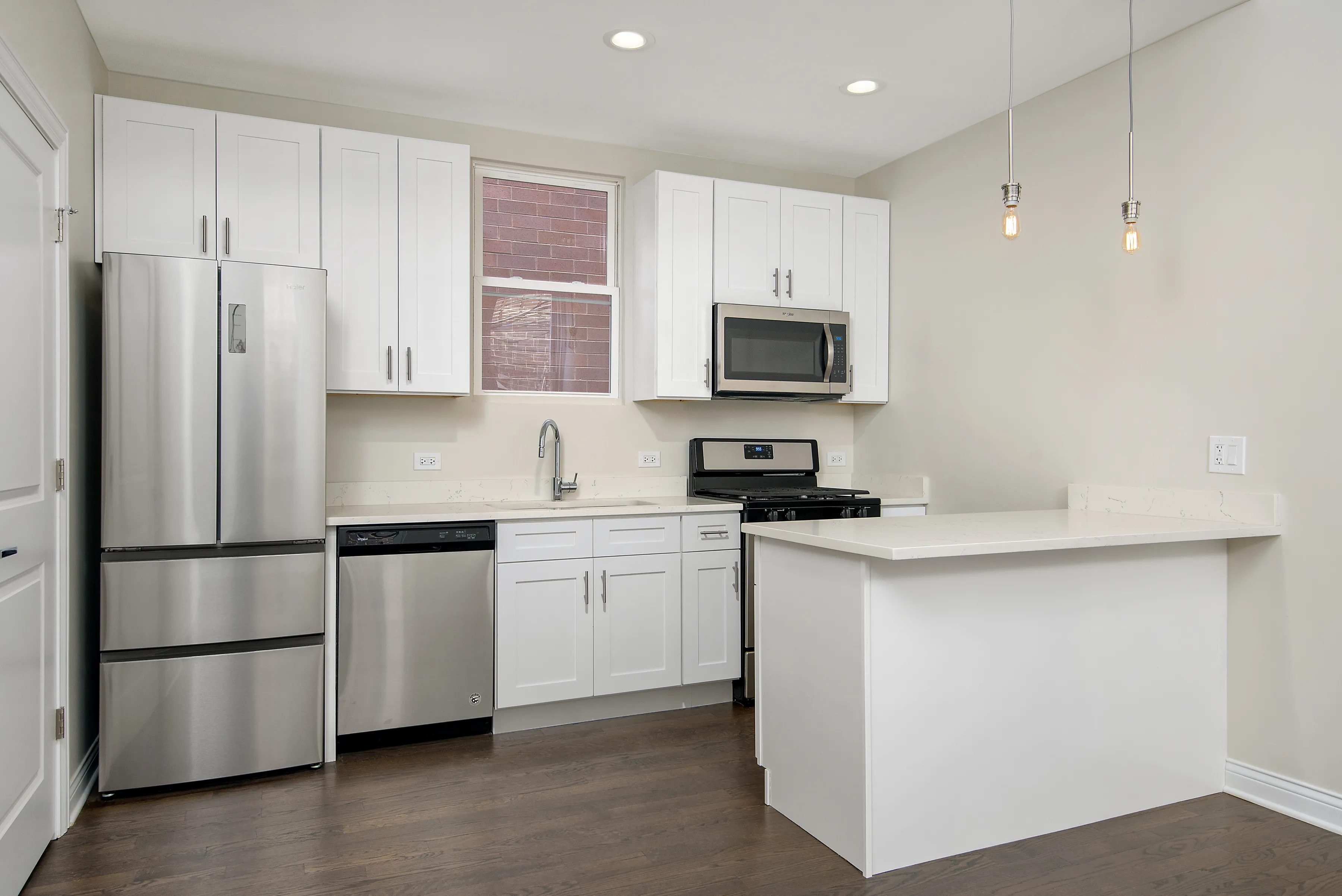 model kitchen at 330 West Evergreen Apartments in Old Town Chicago