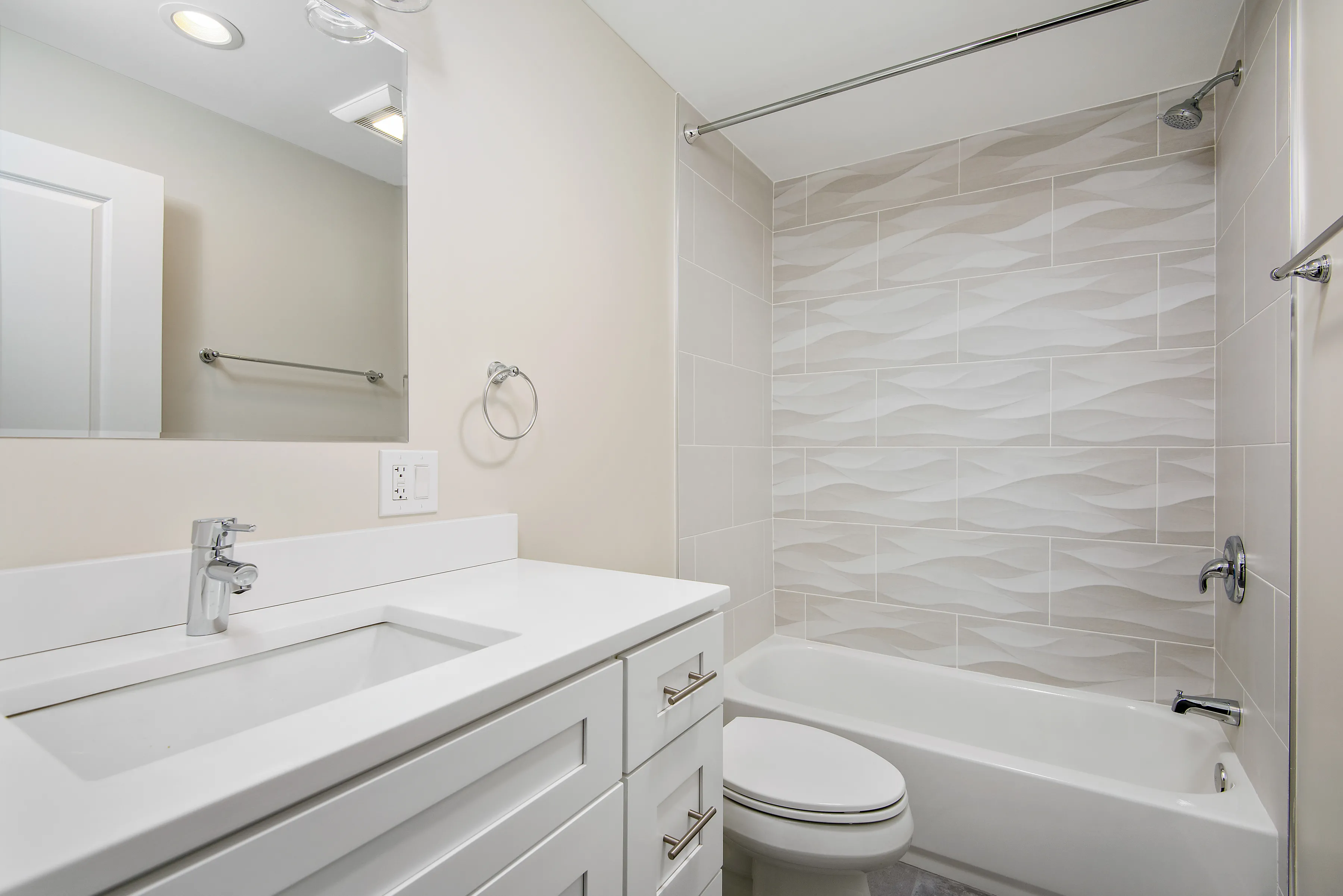 model kitchen at 330 West Evergreen Apartments in Old Town Chicago