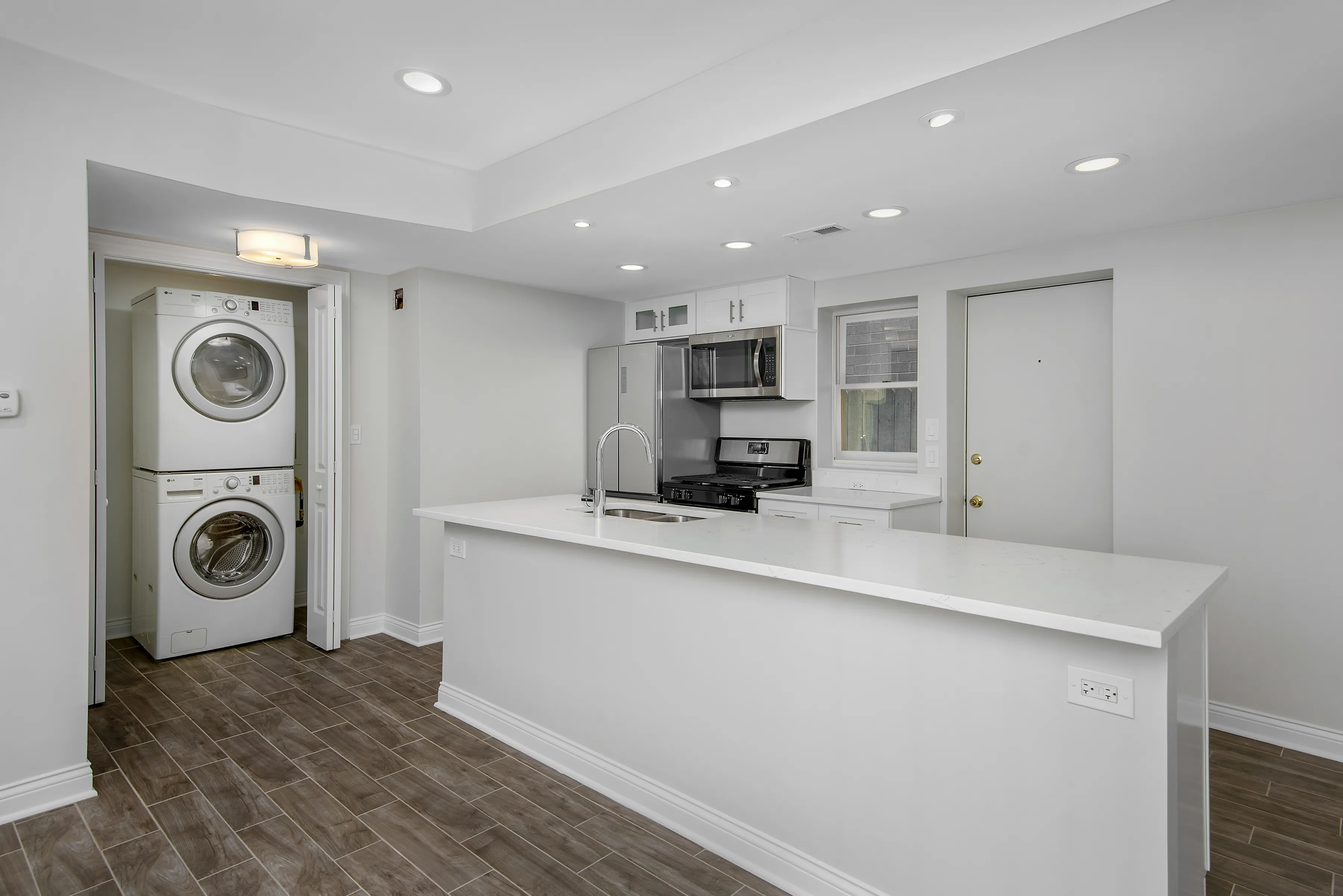 model kitchen at 330 West Evergreen Apartments in Old Town Chicago
