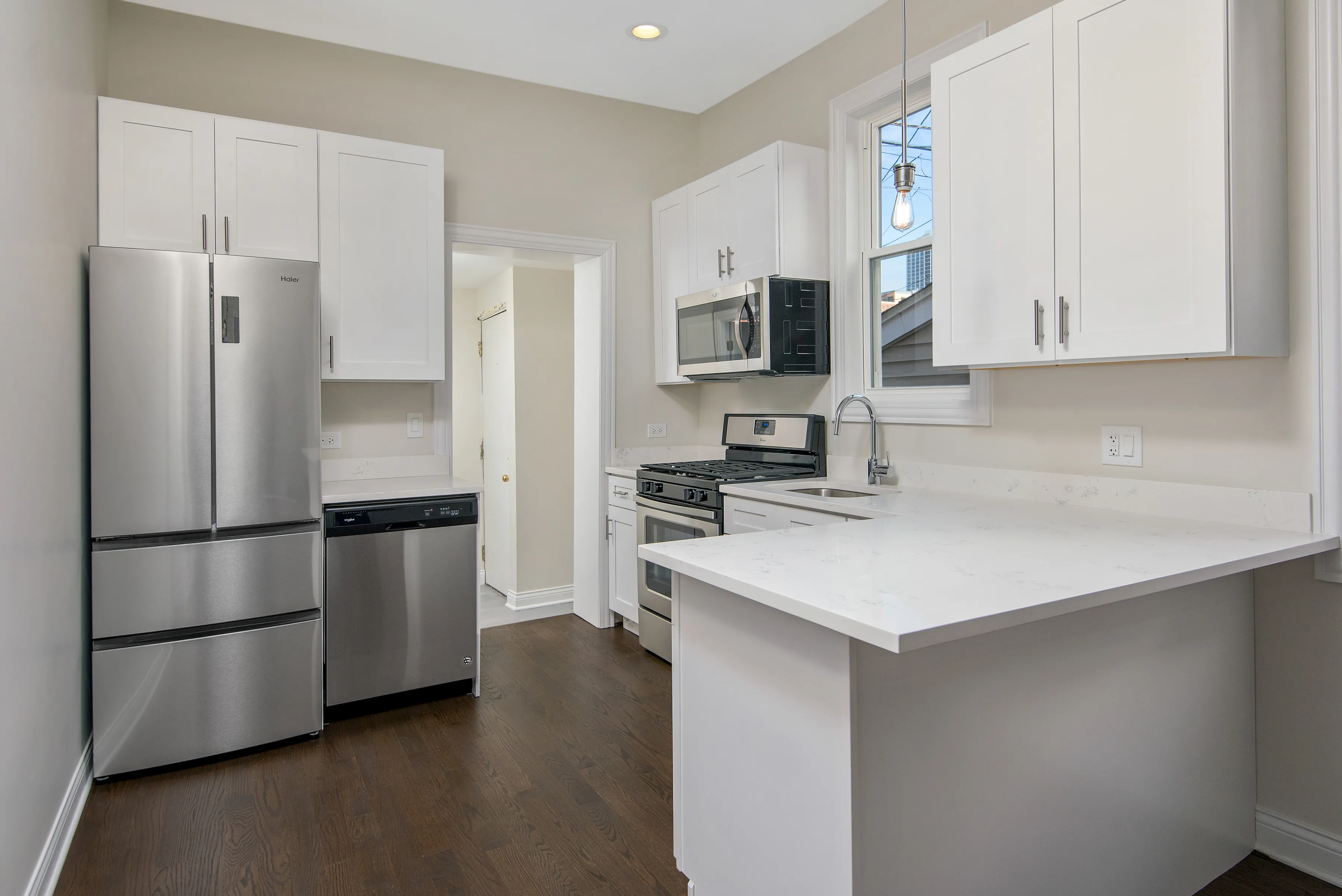 model kitchen at 330 West Evergreen Apartments in Old Town Chicago