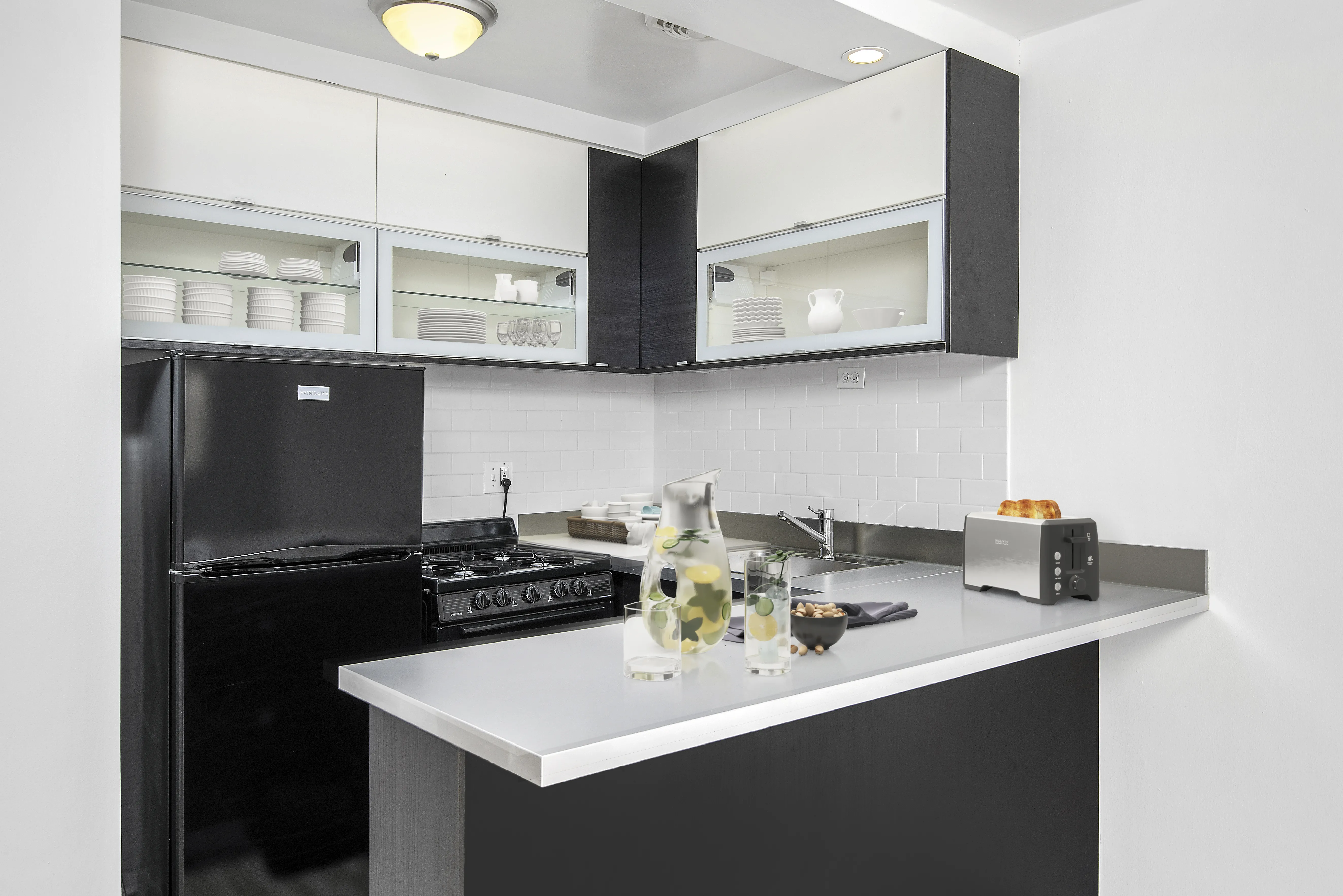 kicthen at 536 West Addison Apartments in Lakeview, Chicago