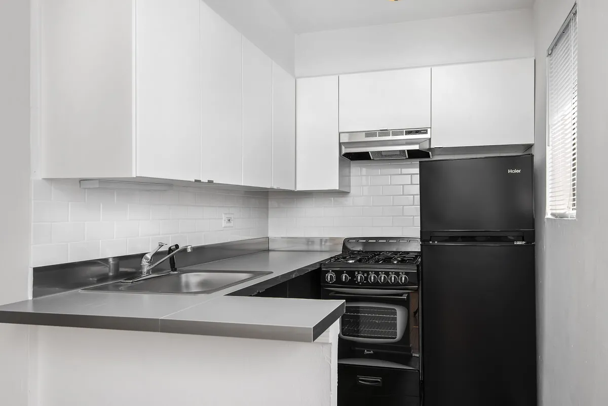 Kitchen at 450 W Melrose Apartments in Lakeview, Chicago