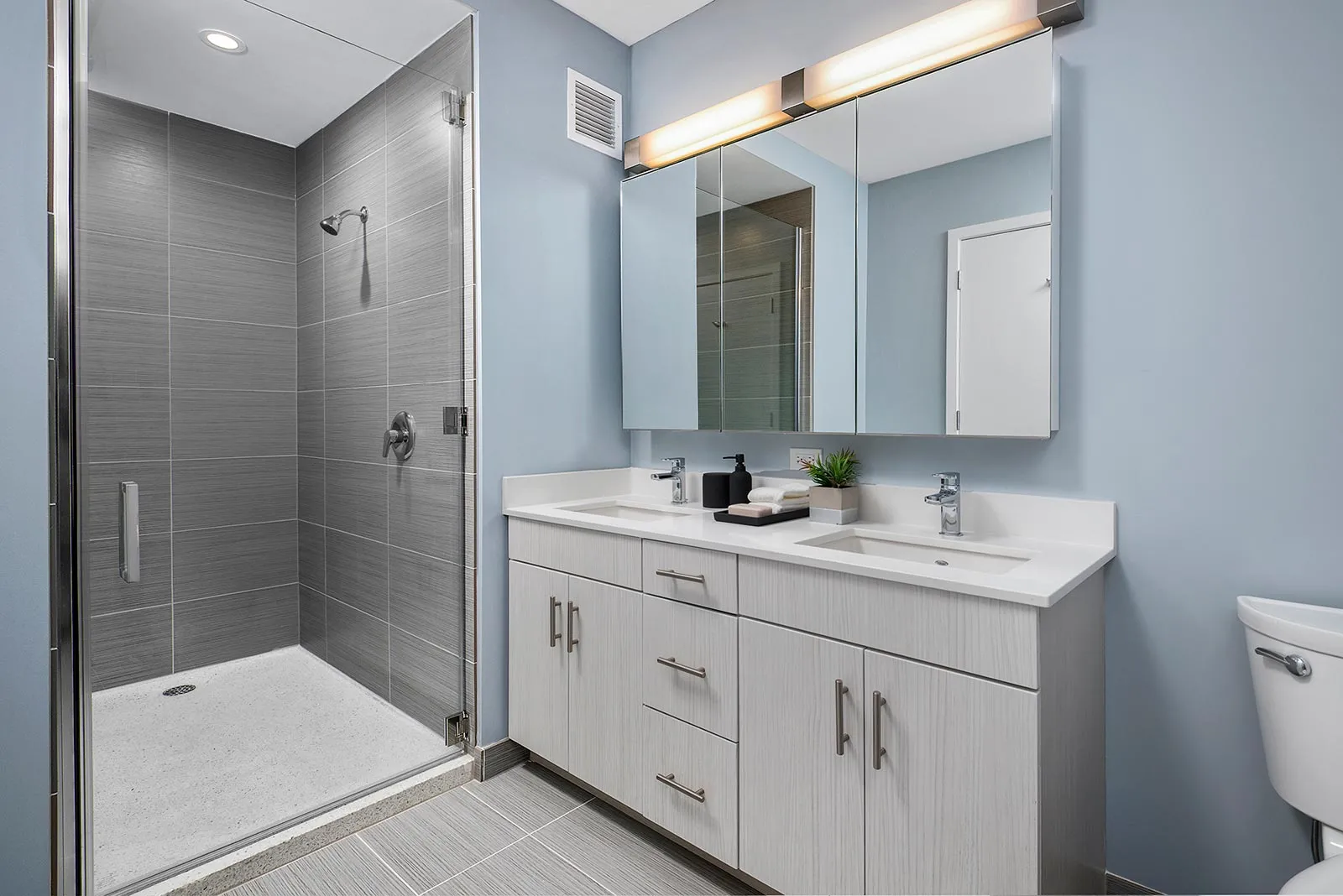 luxury kicthen and island at 1001 South State Apartments in the South Loop
