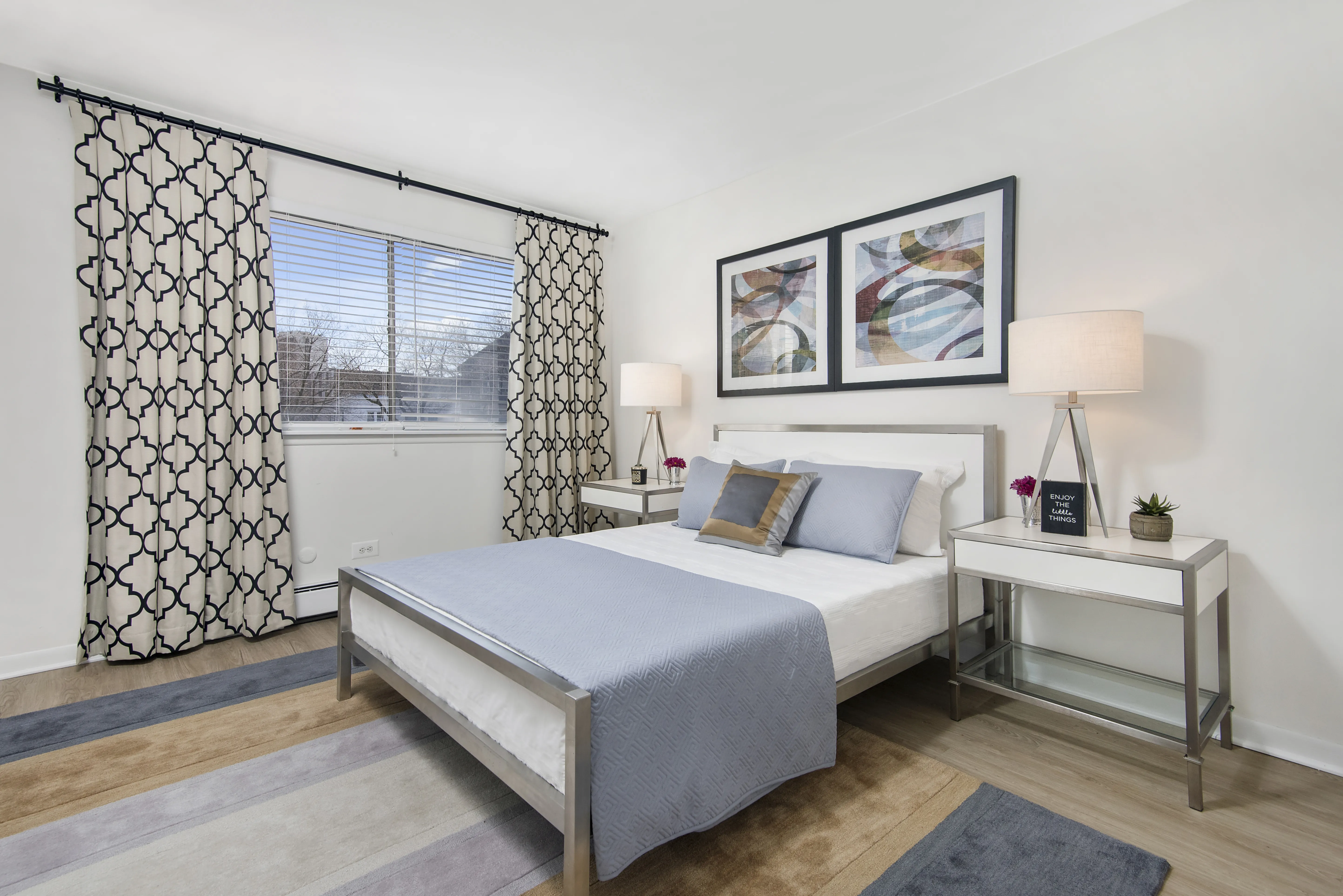 desk area at 455 West Wellington Apartments in Lakeview, Chicago