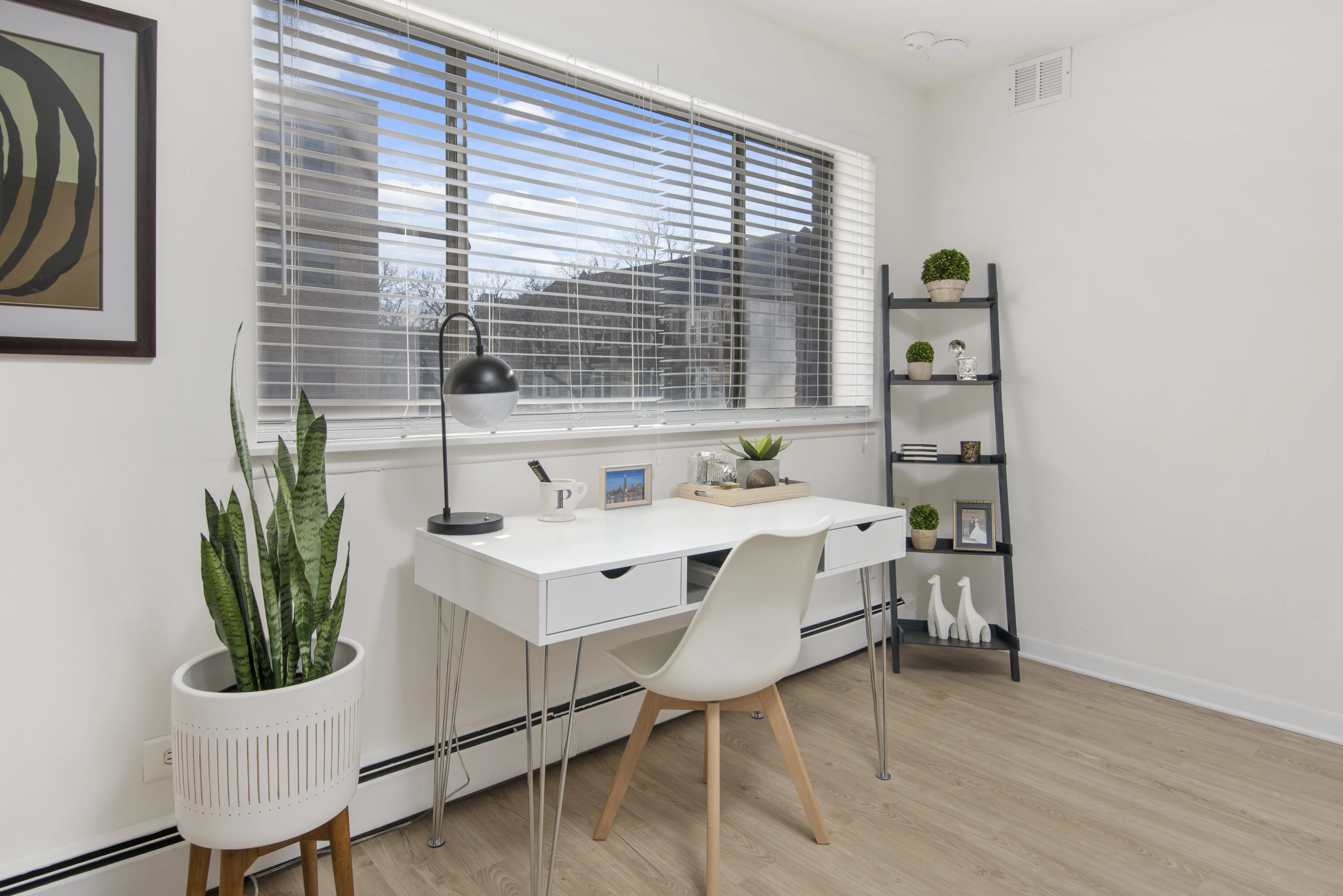 windows at 455 West Wellington Apartments in Lakeview, Chicago