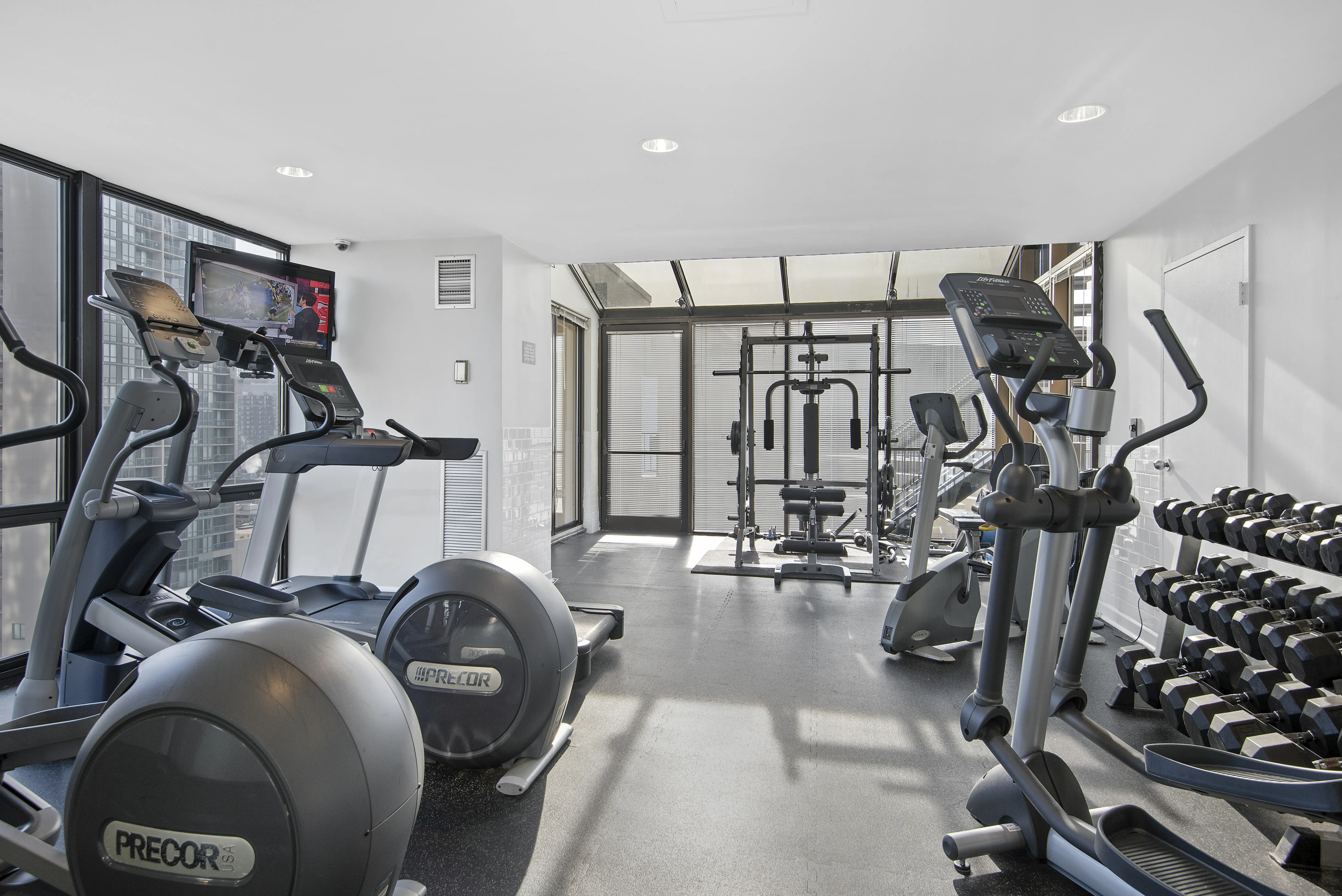 Fitness Center at 1120 North LaSalle Apartments in River North, Chciago
