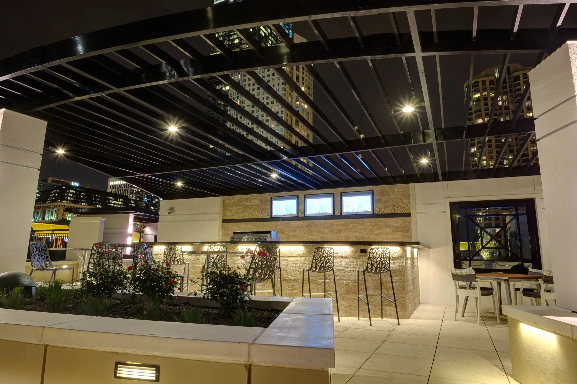 Rooftop bar at AMLI River North Apartments in Chicago