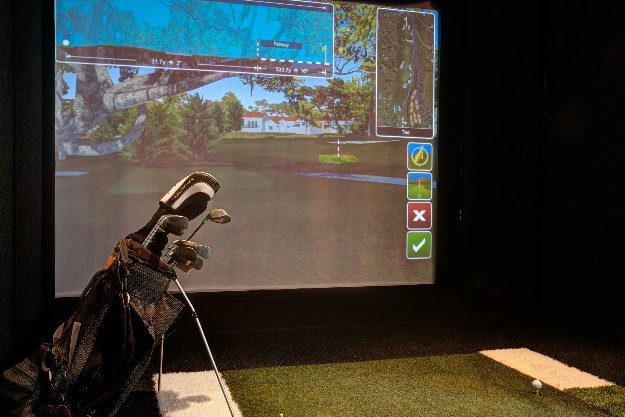 Golf simulator room at AMLI River North Apartments in Chicago