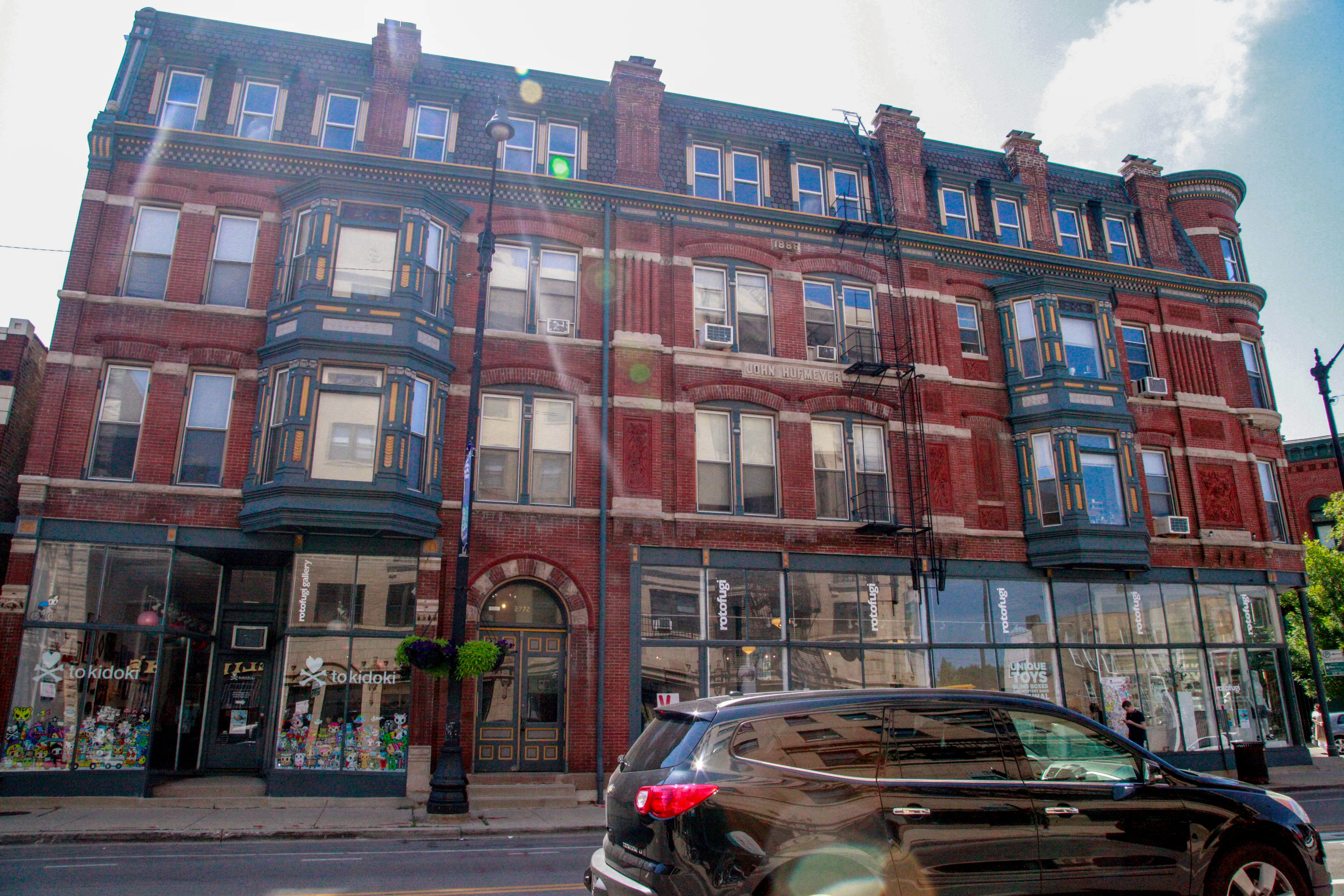 2772 N Lincoln Apartments