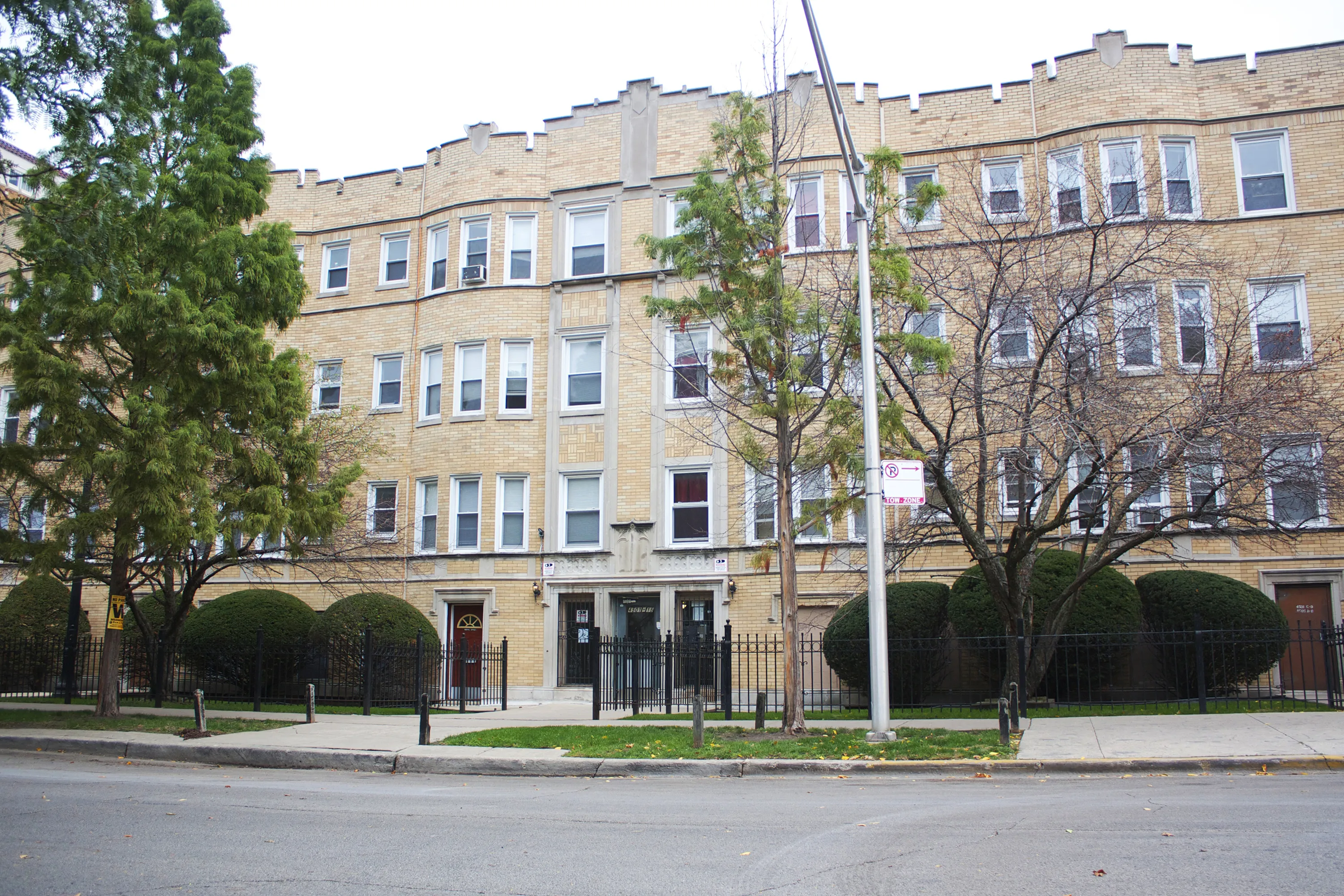 exterior of 4501 North Malden Apartments in Uptown Chicago
