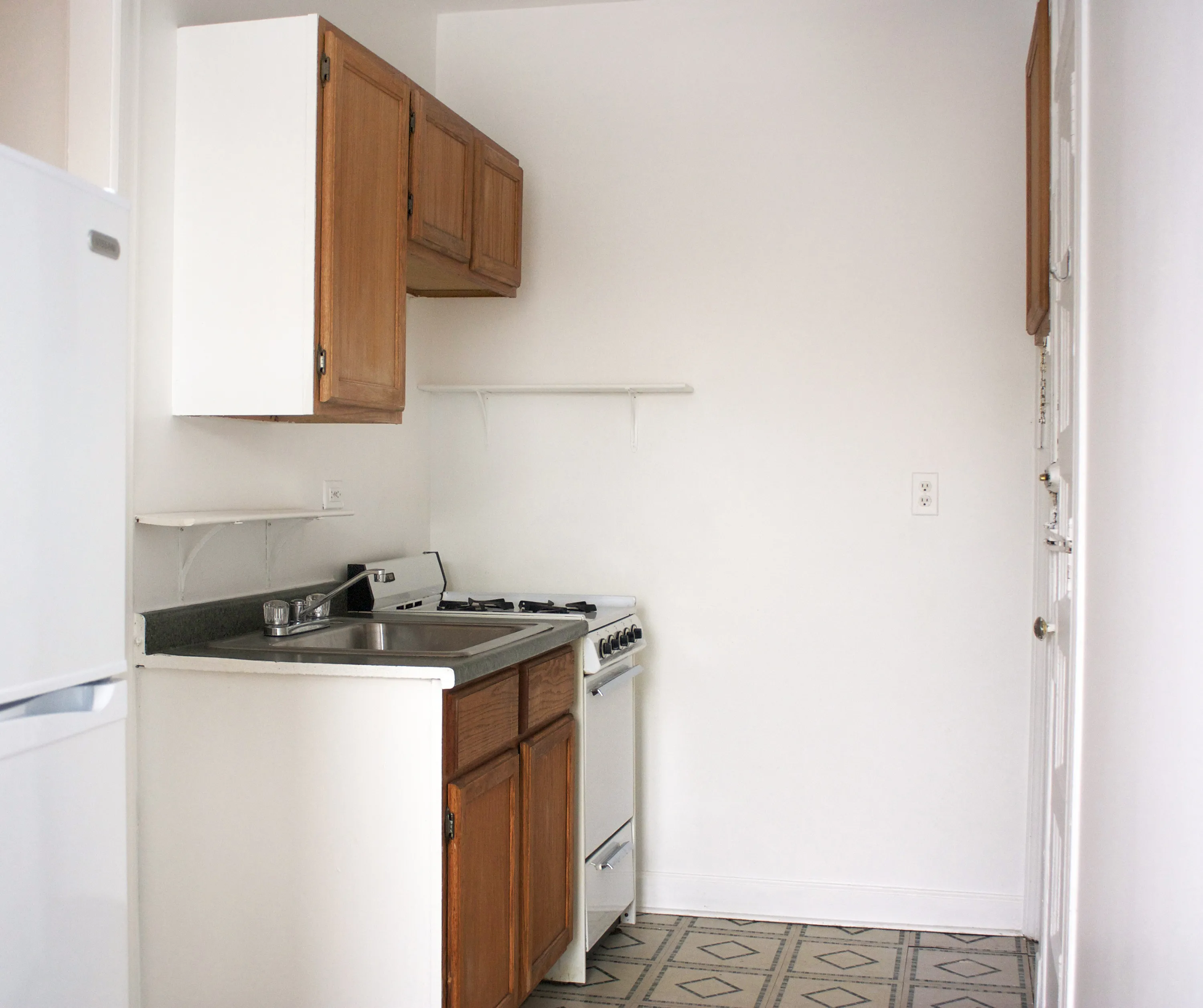 landscaped lush central courtyard at 3257-3267 West Wrightwood Apartments