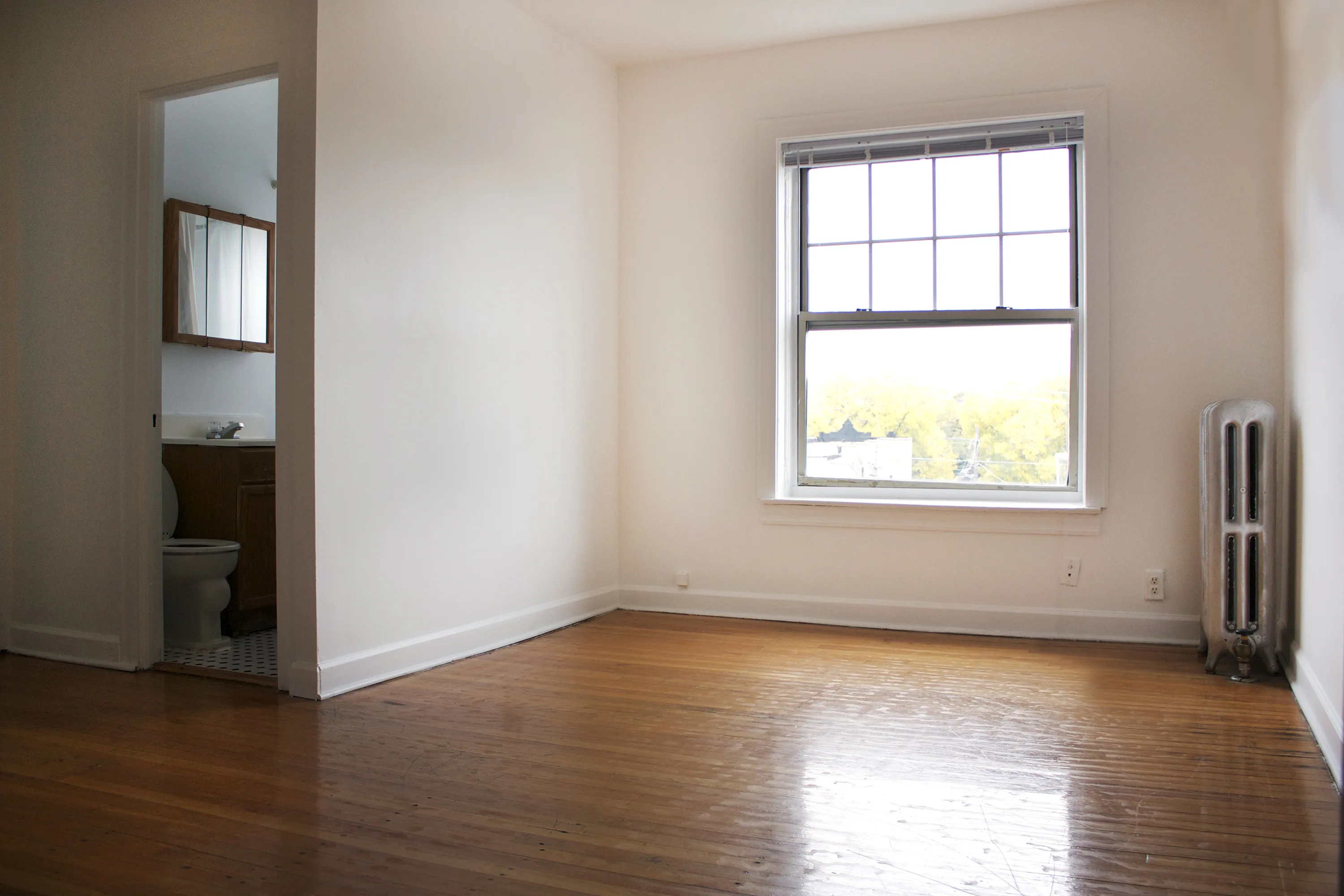landscaped lush central courtyard at 3257-3267 West Wrightwood Apartments