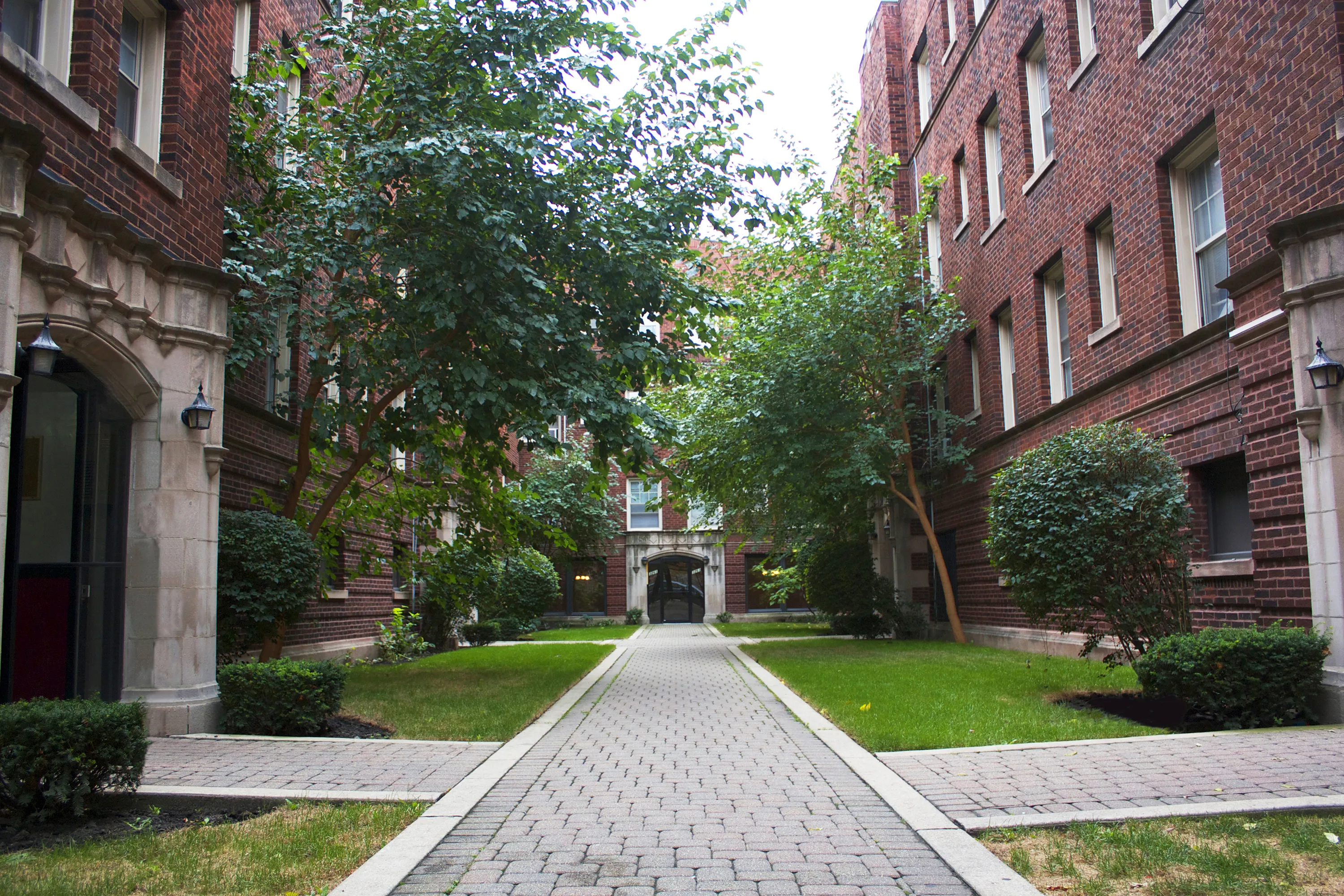 landscaped lush central courtyard at 3257-3267 West Wrightwood Apartments