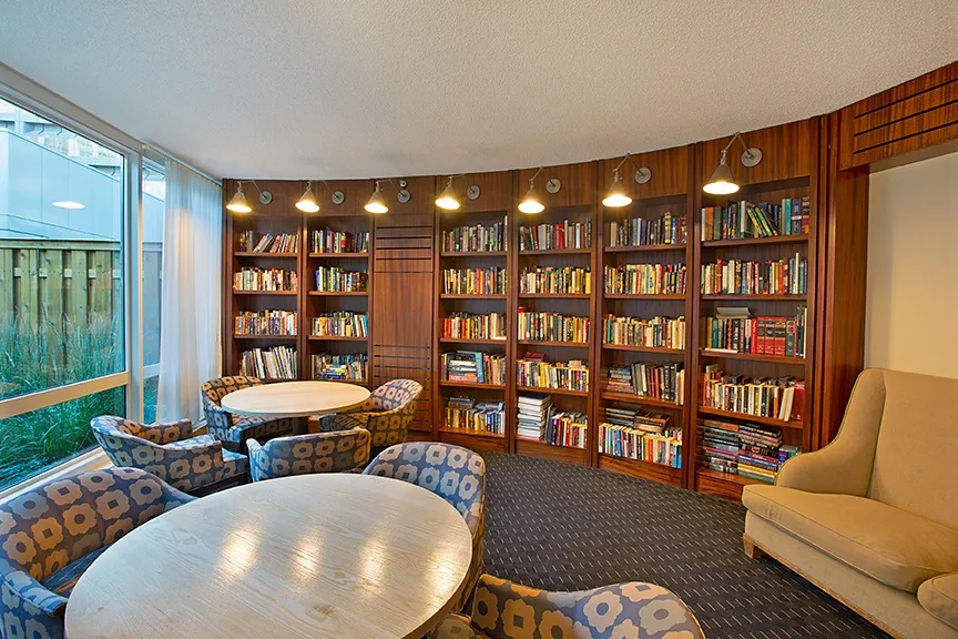 living room with couches at The Streeter in Streeterville