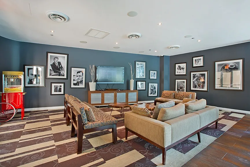 living room with couches at The Streeter in Streeterville