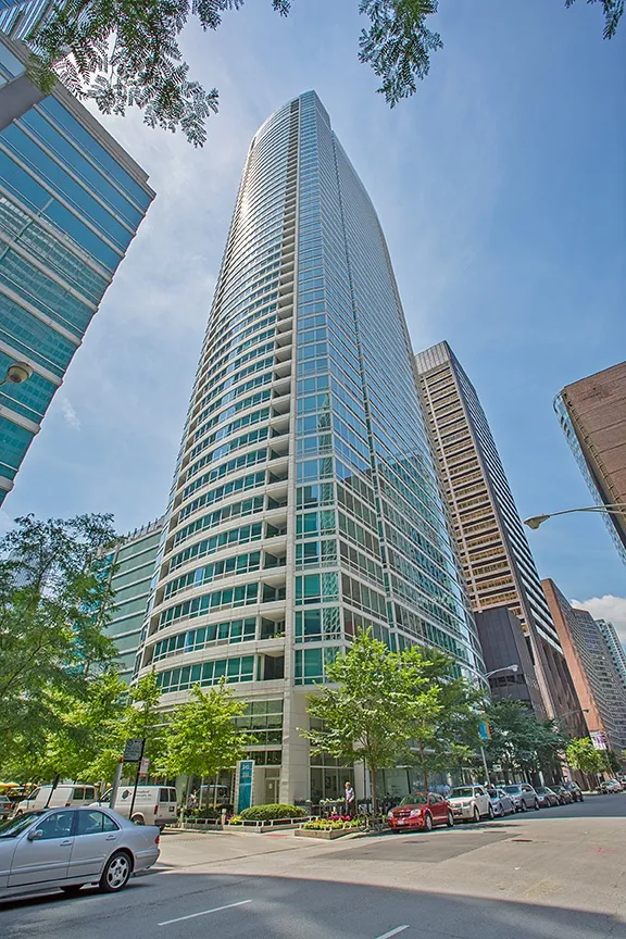 living room with couches at The Streeter in Streeterville