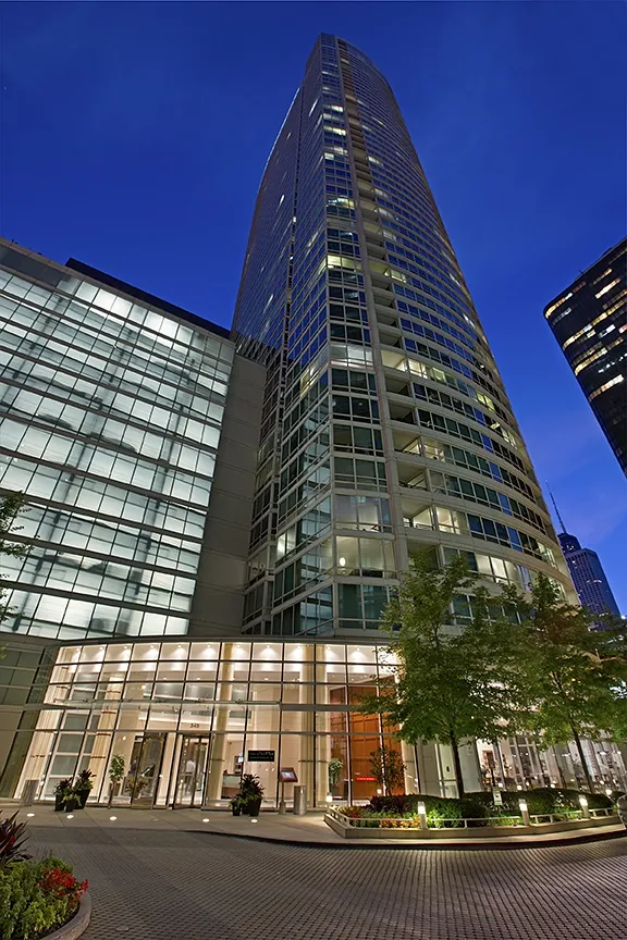 living room with couches at The Streeter in Streeterville