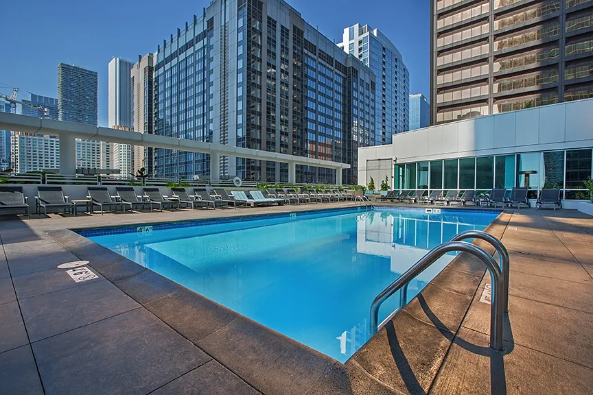 living room with couches at The Streeter in Streeterville