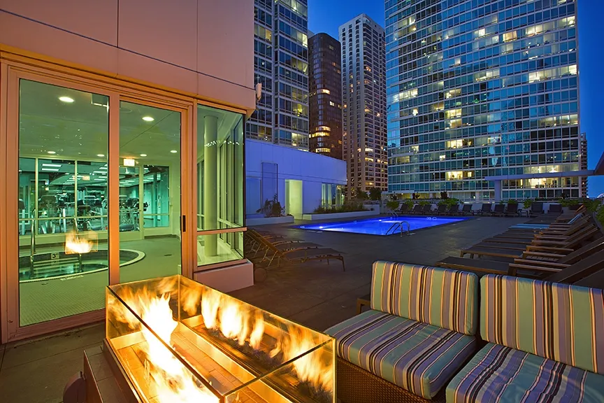 living room with couches at The Streeter in Streeterville