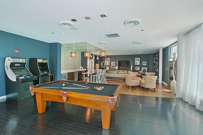 living room with couches at The Streeter in Streeterville