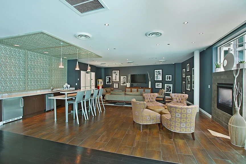 living room with couches at The Streeter in Streeterville